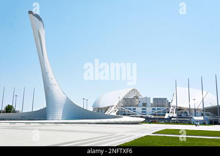 ADLER, SOTSCHI, RUSSLAND - 26. April 2019: Fisht Stadium und Fackeln im Olympiapark Sotschi Stockfoto