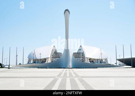 ADLER, SOTSCHI, RUSSLAND - 26. April 2019: Fisht Stadium und Fackeln im Olympiapark Sotschi Stockfoto