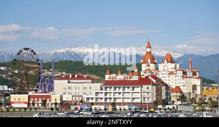 ADLER, SOTSCHI, RUSSLAND - 26. April 2019: Hotel BOGATYR und Riesenrad im Sotschi-Park Stockfoto