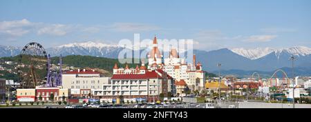 ADLER, SOTSCHI, RUSSLAND - 26. April 2019: Panoramablick auf das Hotel BOGATYR und das Riesenrad im Sotschi-Park Stockfoto