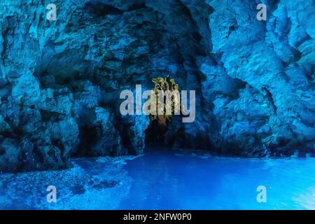 INSEL BISEVO, KROATIEN, EUROPA - Blaue Höhle, in der Nähe der Insel Vis, in der Adria. Stockfoto