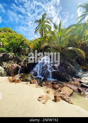 Wasserfall am Strand von Itacarezinho in der Gemeinde Itacaré, südlich des Bundesstaats Bahia, Nordosten Brasiliens. Stockfoto