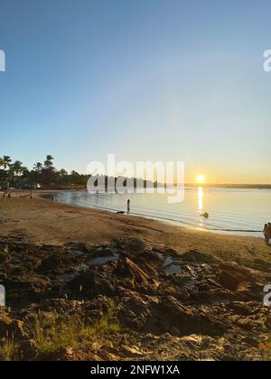 Sonnenuntergang bei Praia da Concha in der Gemeinde Itacaré, südlich des Bundesstaates Bahia, Nordosten Brasiliens. Stockfoto