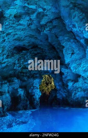 INSEL BISEVO, KROATIEN, EUROPA - Blaue Höhle, in der Nähe der Insel Vis, in der Adria. Stockfoto