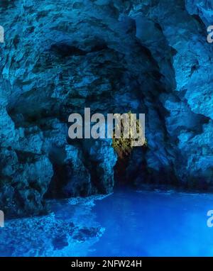 INSEL BISEVO, KROATIEN, EUROPA - Blaue Höhle, in der Nähe der Insel Vis, in der Adria. Stockfoto