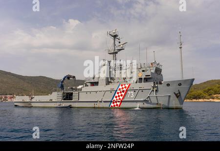 VIS, KROATIEN, EUROPA - HRM Faust Vrancic BS73, ein kroatisches Marineschiff im Hafen von Vis, Adria. Stockfoto