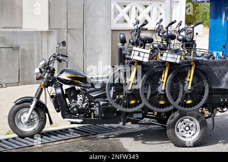 Motorradwagen mit Leihfahrrädern Stockfoto