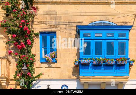 Balkon in Malta: Maltesische Gallarija, traditioneller geschlossener Holzbalkon, kunstvoll geschlossener Holzbalkon. Stockfoto