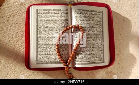 Koran und Gebetsperlen, Symbole des Islam auf einer weißen Oberfläche Stockfoto