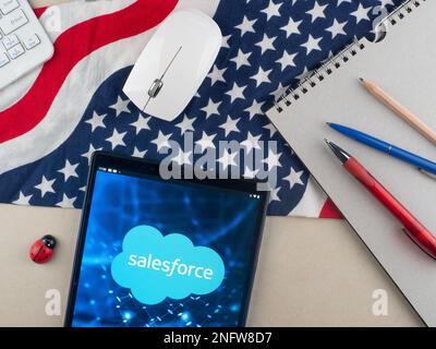 Deutschland. 17. Februar 2023. In dieser Fotoabbildung wird das Salesforce Inc.-Logo auf einem Tablet angezeigt. (Kreditbild: © Igor Golovniov/SOPA Images via ZUMA Press Wire) NUR REDAKTIONELLE VERWENDUNG! Nicht für den kommerziellen GEBRAUCH! Stockfoto