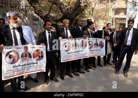 Hyderabad, Pakistan. 17. Februar 2023. Anwälte halten am Freitag, den 17. Februar 2023, im Presseclub Hyderabad eine Protestdemonstration gegen den Mord an Mukhtiyarkar Ijaz Ali Chandio ab. Kredit: Asianet-Pakistan/Alamy Live News Stockfoto