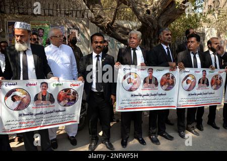 Hyderabad, Pakistan. 17. Februar 2023. Anwälte halten am Freitag, den 17. Februar 2023, im Presseclub Hyderabad eine Protestdemonstration gegen den Mord an Mukhtiyarkar Ijaz Ali Chandio ab. Kredit: Asianet-Pakistan/Alamy Live News Stockfoto