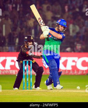 Hyderabad, Pakistan. 17. Februar 2023. Die Spieler sind während des Pakistan Super League (PSL-8) T20 League-Spiels zwischen Multan Sultans und Peshawar Zalmi am Freitag, den 17. Februar 2023 im Multan Cricket Stadium in Aktion. Kredit: Asianet-Pakistan/Alamy Live News Stockfoto