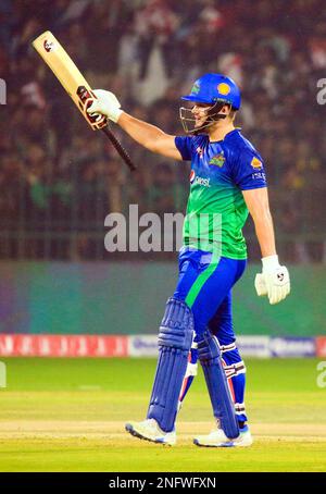 Hyderabad, Pakistan. 17. Februar 2023. Multan Sultans Batsman, Rilee Rossouw feiert nach einem Halbjahrhundert (50runs) Sieg beim Pakistan Super League (PSL-8) T20 League Match zwischen Multan Sultans und Peshawar Zalmi am Freitag, den 17. Februar 2023 im Multan Cricket Stadium. Kredit: Asianet-Pakistan/Alamy Live News Stockfoto