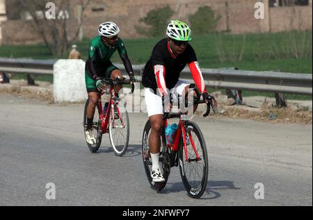 Hyderabad, Pakistan. 17. Februar 2023. Radfahrer nehmen an der 07. Ausgabe der National Women and Men Road Cycling Championship am Northern Bypass in Peshawar am Freitag, den 17. Februar 2023, Teil. Kredit: Asianet-Pakistan/Alamy Live News Stockfoto