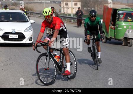 Hyderabad, Pakistan. 17. Februar 2023. Radfahrer nehmen an der 07. Ausgabe der National Women and Men Road Cycling Championship am Northern Bypass in Peshawar am Freitag, den 17. Februar 2023, Teil. Kredit: Asianet-Pakistan/Alamy Live News Stockfoto