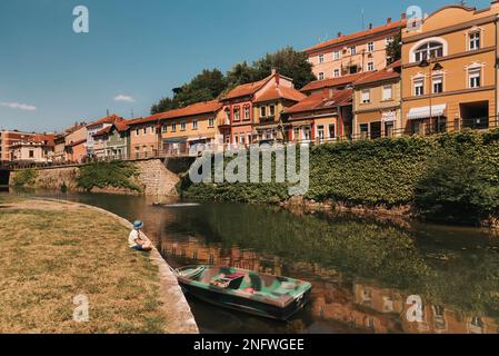 Der Junge sitzt am Ufer des Timok River in Knjazevac Stockfoto