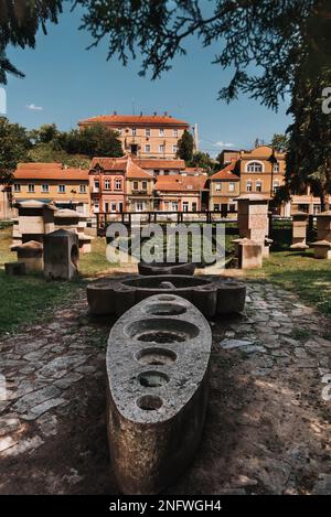 Steinskulpturen des Memorial Park in der Innenstadt von Knjazevac Stockfoto