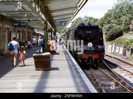 Die britische Kampfeinheit der Klasse 34072 257 ist gerade in Swanage Station angekommen, auf der Swanage Railway 1996 Stockfoto