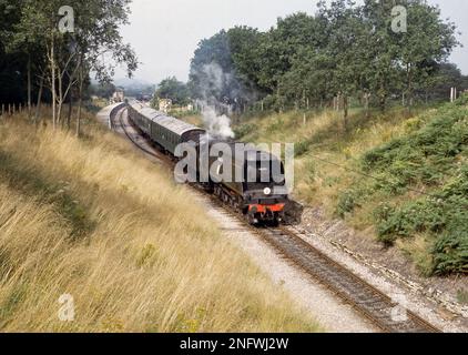 Gefechtsstaffel der 34072 257. Klasse verlässt Harmans Cross Station auf der Swanage Railway 1996 Stockfoto