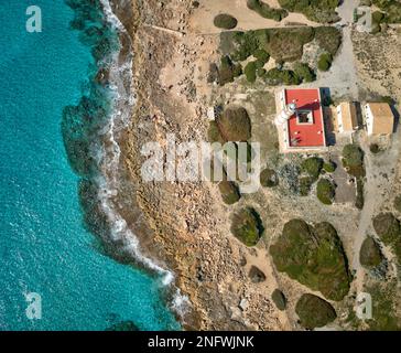 Cap de Ses Salines Leuchtturm, Mallorca, Balearen mit Drohne Stockfoto