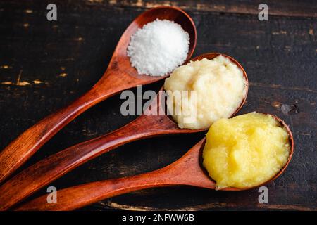Ingwer-Knoblauch-Sauce Zutaten in Holzlöffeln: Pürierter Ingwer und Knoblauch mit und koscheres Salz in Holzlöffeln Stockfoto