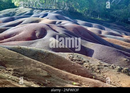 Chamarel, Rivière Noire District, Mauritius, Afrika, Februar 9., 2023, ein Gebiet mit natürlich vorkommenden mehrfarbigen Böden, ist eine Touristenattraktion. Stockfoto