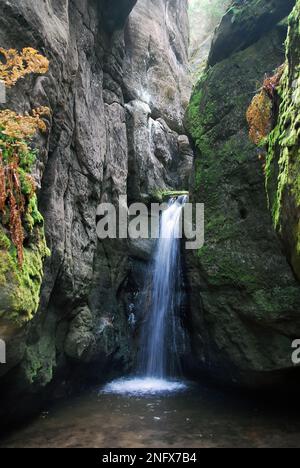 Wasserfall, Adršpach-Teplice Rocks, Adršpašsko-teplické skály, Böhmen, Tschechische Republik, Europa, nationales Naturschutzgebiet Stockfoto