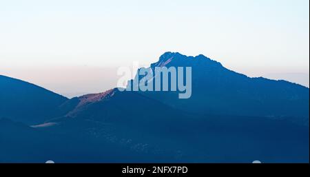 Das untere Osnica und das höhere felsige Velky Rozsutec-Gebirge in den Bergen Mala Fatra vom Velky Choc-Hügel in den Chocske vrchy-Bergen in der Slowakei Stockfoto