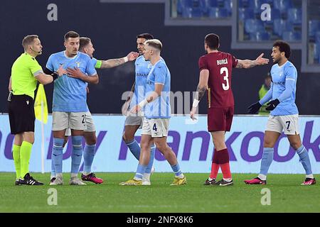 Rom, Italien. 17. Februar 2023. 16. Februar 2023; Stadio Olimpico, Rom, Italien: UEFA Conference League, SS Lazio gegen CFR Cluji; Schiedsrichter Matej Jug zeigt Patric von SS Lazio eine rote Karte und schickt ihn in der 15.-minütigen Kreditlinie: Action Plus Sports Images/Alamy Live News Stockfoto