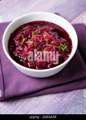 Hausgemachte süßsaure Rotkohlsuppe Stockfoto