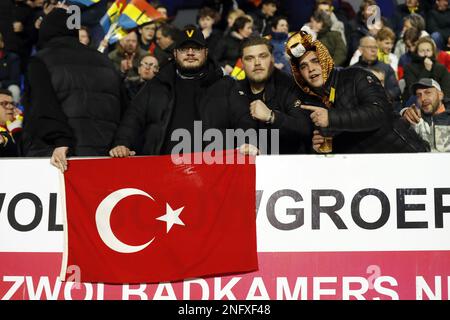 Waalwijk, Niederlande. 17. Februar 2023. WAALWIJK - Fans mit türkischer Flagge während des niederländischen Premier-League-Spiels zwischen RKC Waalwijk und Fortuna Sittard im Mandemakers Stadium am 17. Februar 2023 in Waalwijk, Niederlande. ANP BART STOUTJESDYK Credit: ANP/Alamy Live News Stockfoto