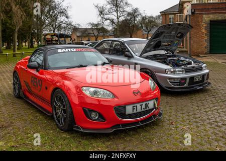 1993 Subaru Impreza STI & 2009 Mazda MX-5 Sport Tech Roadster, ausgestellt auf der japanischen Versammlung, die am 29./1/2023. Im Bicester Heritage Centre stattfindet Stockfoto