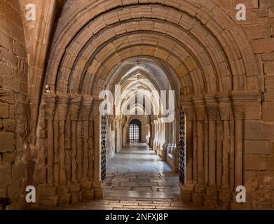 Monasterio de Poblet. ESTA puerta románica es la que da acceso al claustro. Hasta que no existió la muralla mittelalterlich, estuvo a la intemperie. Estragon Stockfoto