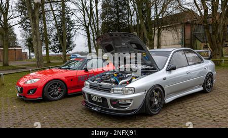 1993 Subaru Impreza STI & 2009 Mazda MX-5 Sport Tech Roadster, ausgestellt auf der japanischen Versammlung, die am 29./1/2023. Im Bicester Heritage Centre stattfindet Stockfoto