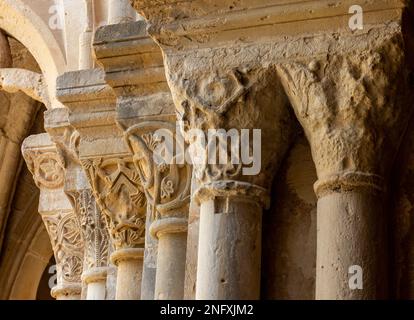 Detalle de varios capiteles del bello claustro del Monasterio de Poblet. Tarragona, España Stockfoto