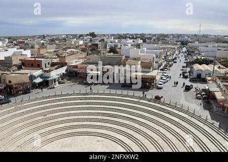 Blick auf die Stadt El Djem in Tunesien vom römischen Amphitheater Stockfoto