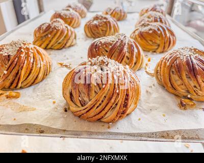 Frisch gebackene schwedische Zimtbrötchen oder Kanelbular Stockfoto
