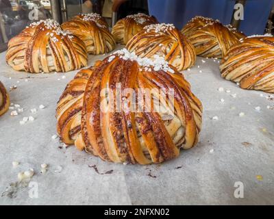 Frisch gebackene schwedische Zimtbrötchen oder Kanelbular Stockfoto
