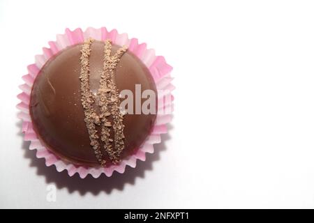 Set aus Schokoladenbomben, Marshmallow-Füllung und weißer Schokolade auf weißem Hintergrund Stockfoto