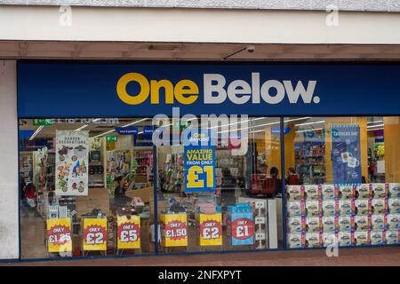 Slough, Berkshire, Großbritannien. 17. Februar 2023. Ein Laden unter uns in Slough. Nach einem Rückgang der Einzelhandelsumsätze um zwei Monate ist heute berichtet worden, dass die Einzelhandelsumsätze im Januar 2023 gestiegen sind, aber in den drei Monaten bis zum letzten Monat insgesamt ging das Einzelhandelsumsatz um 5,7 % zurück. Die Slough High Street war heute ruhig, da viele Haushalte mit der Krise der Lebenshaltungskosten und insbesondere mit den hohen Gas- und Stromkosten zu kämpfen haben. Kredit: Maureen McLean/Alamy Live News Stockfoto