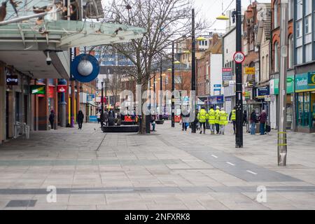 Slough, Berkshire, Großbritannien. 17. Februar 2023. Nach einem Rückgang der Einzelhandelsumsätze um zwei Monate ist heute berichtet worden, dass die Einzelhandelsumsätze im Januar 2023 gestiegen sind, aber in den drei Monaten bis zum letzten Monat insgesamt ging das Einzelhandelsumsatz um 5,7 % zurück. Die Slough High Street war heute ruhig, da viele Haushalte mit der Krise der Lebenshaltungskosten und insbesondere mit den hohen Gas- und Stromkosten zu kämpfen haben. Kredit: Maureen McLean/Alamy Live News Stockfoto