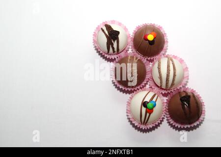Set aus Schokoladenbomben, Marshmallow-Füllung und weißer Schokolade auf weißem Hintergrund Stockfoto