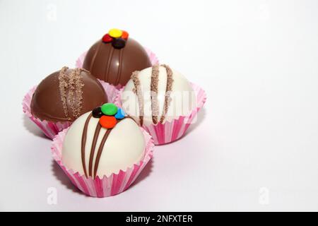 Set aus Schokoladenbomben, Marshmallow-Füllung und weißer Schokolade auf weißem Hintergrund Stockfoto
