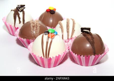 Set aus Schokoladenbomben, Marshmallow-Füllung und weißer Schokolade auf weißem Hintergrund Stockfoto