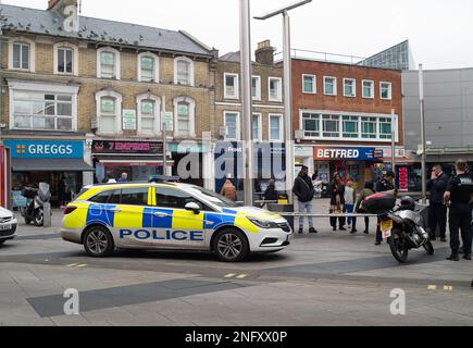 Slough, Berkshire, Großbritannien. 17. Februar 2023. Die Polizei hat sich mit einem Vorfall in der Slough High Street befasst. Nach einem Rückgang der Einzelhandelsumsätze um zwei Monate ist heute berichtet worden, dass die Einzelhandelsumsätze im Januar 2023 gestiegen sind, aber in den drei Monaten bis zum letzten Monat insgesamt ging das Einzelhandelsumsatz um 5,7 % zurück. Kredit: Maureen McLean/Alamy Live News Stockfoto