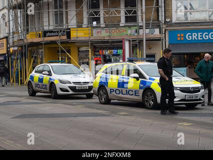 Slough, Berkshire, Großbritannien. 17. Februar 2023. Die Polizei hat sich mit einem Vorfall in der Slough High Street befasst. Nach einem Rückgang der Einzelhandelsumsätze um zwei Monate ist heute berichtet worden, dass die Einzelhandelsumsätze im Januar 2023 gestiegen sind, aber in den drei Monaten bis zum letzten Monat insgesamt ging das Einzelhandelsumsatz um 5,7 % zurück. Kredit: Maureen McLean/Alamy Live News Stockfoto