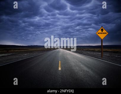 Dieses zusammengesetzte Konzeptfoto zeigt einen langen geraden Highway in Nevada mit stürmischen Wolken und einem Straßenschild, das von der Autobahn ins nichts führt Stockfoto