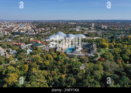 Das Szechenyi Spa ist einer der größten Spa-komplexe Europas im Budapester Stadtpark. Im Hintergrund befinden sich der Capital Circus und der Capital Zoo - Buda Stockfoto