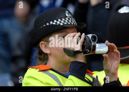 Polizeibeamter in West Midlands mit Videokamera, um Fußballfans zu beobachten West Bromwich Albion gegen Wolverhampton Wanderers 16/10/2011 Stockfoto